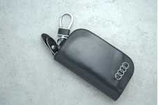 Ключниця-чохол Audi під дерево сіра