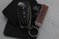 Чохол Chevrolet коричневий сірий метал шкіра універсальний