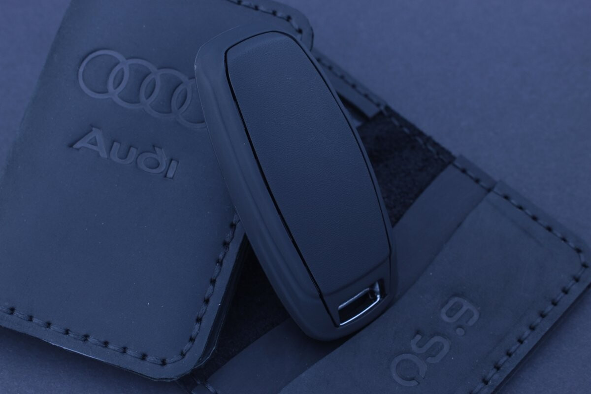 Чохол Audi чорний матовий