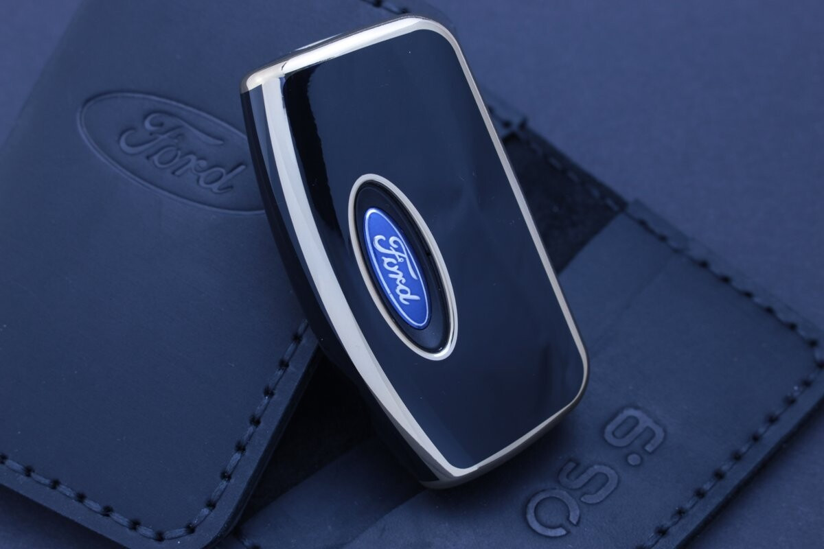 Чохол Ford чорний з золотом