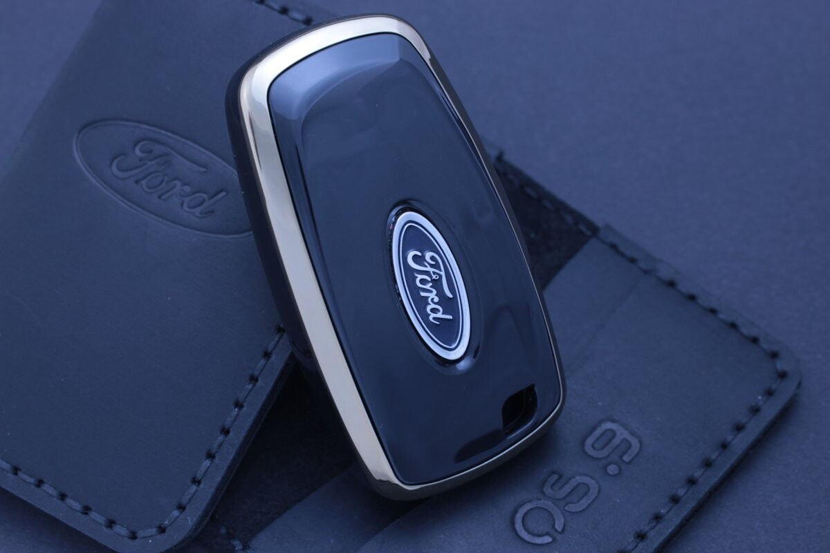 Чохол Ford чорний з золотом